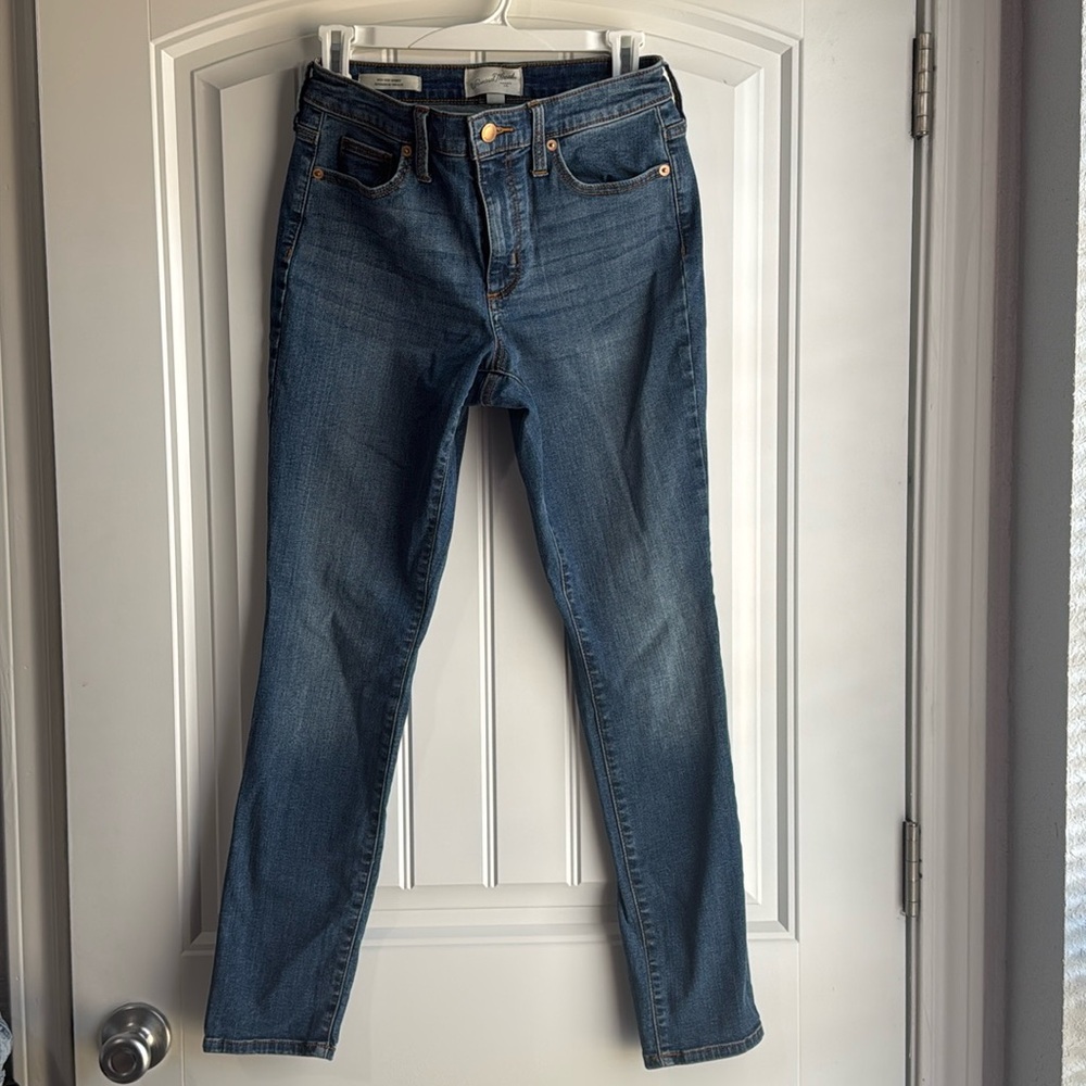 Universal Threads size 4 jeans, skinny high rise